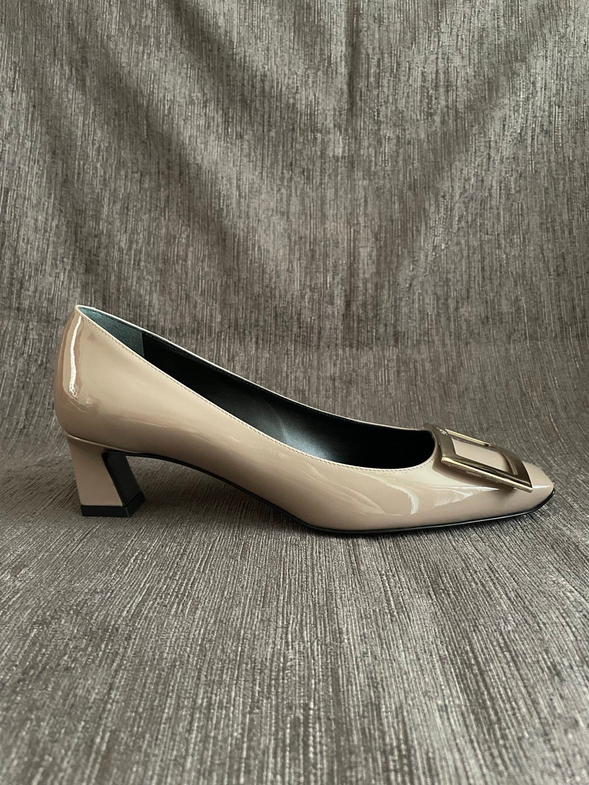 Roger Vivier Trompette Patent Leather Pumps (45mm Beige)