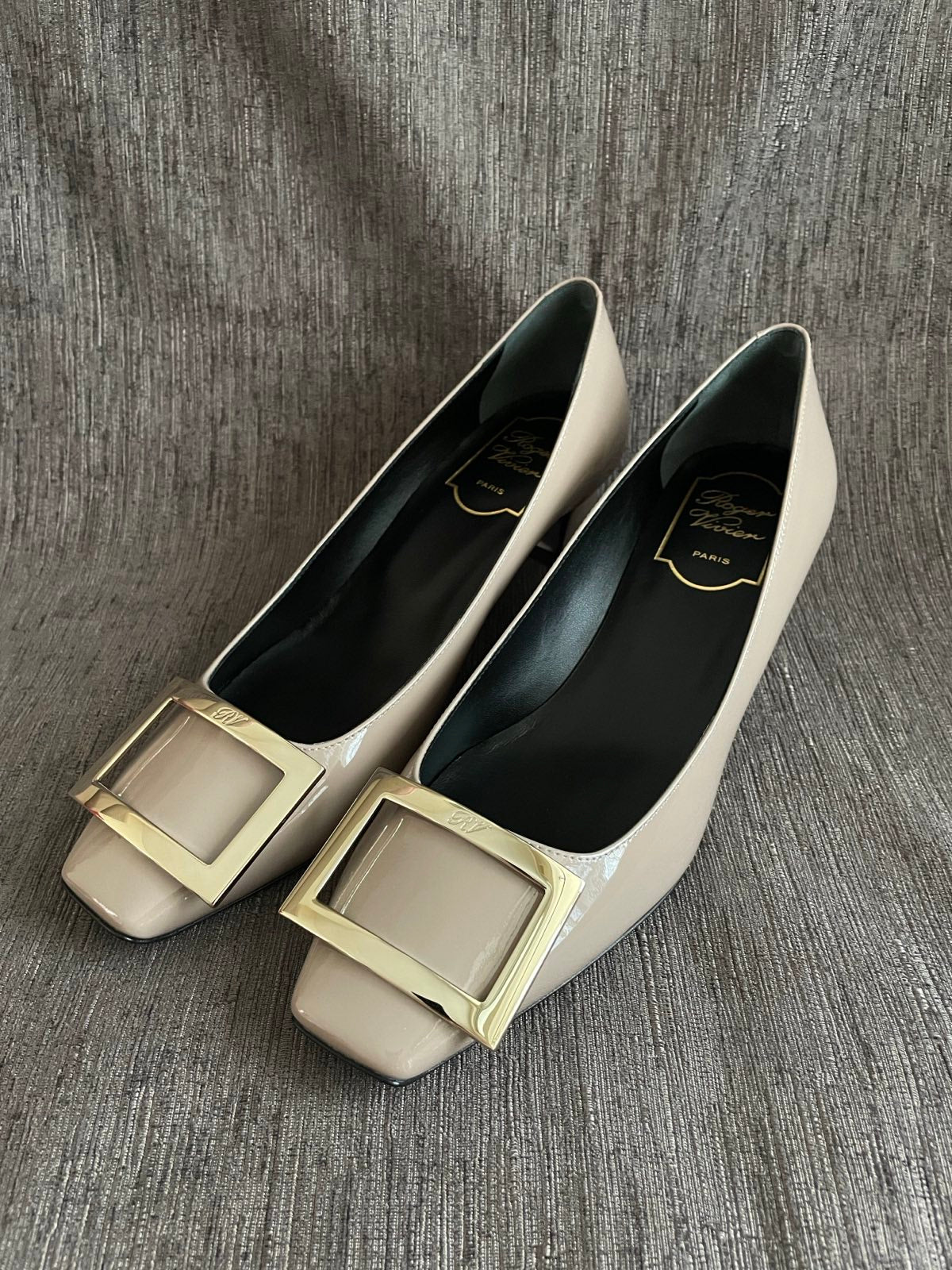 Roger Vivier Trompette Patent Leather Pumps (45mm Beige)
