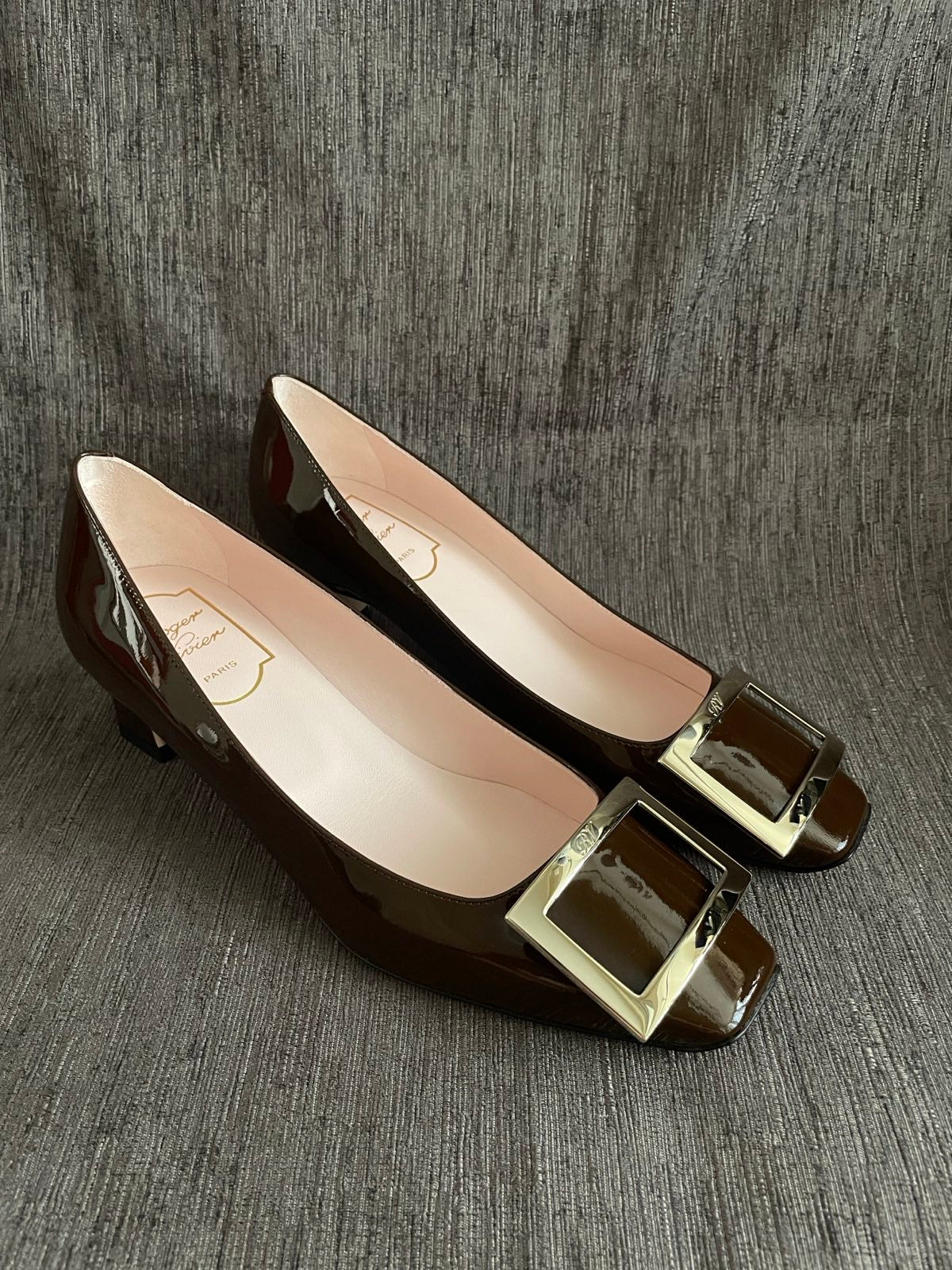 Roger Vivier Trompette Patent Leather Pumps (45mm Brown)